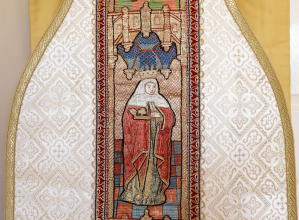 White Antique Roman High Mass Set of Vestments 8760